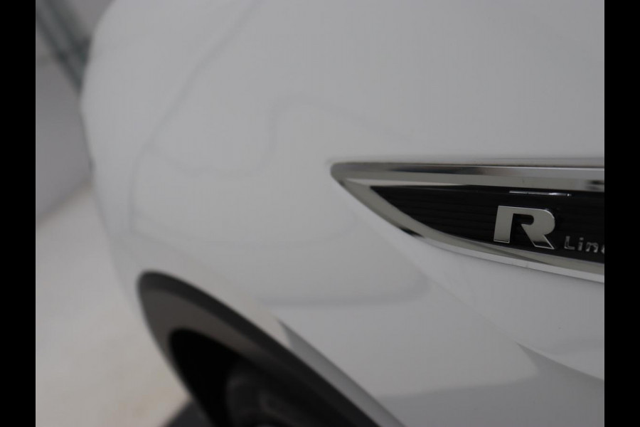 Volkswagen T-Cross 1.0 TSI R Line | Stoelverwarming | Keyless | Virtual Cockpit | Carplay | Trekhaak | Adaptive cruise | Park Assist | Full LED | Dodehoek detectie | Climate control