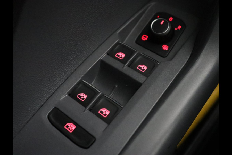 Volkswagen T-Cross 1.0 TSI R Line | Stoelverwarming | Keyless | Virtual Cockpit | Carplay | Trekhaak | Adaptive cruise | Park Assist | Full LED | Dodehoek detectie | Climate control