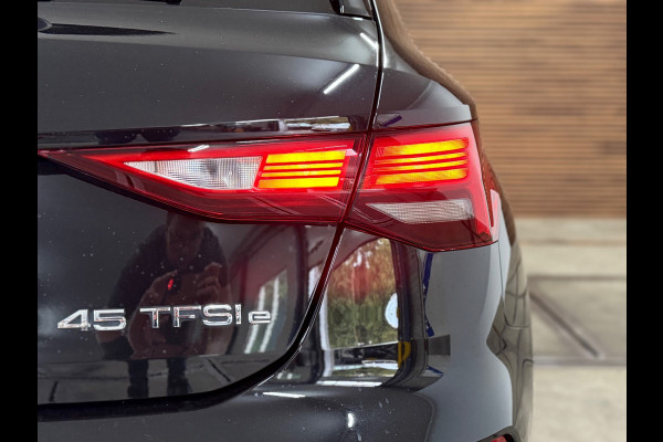 Audi A3 Sportback 45 TFSIe S-line Competition | RS-stoelen Alcantara | Navigatie | Virtual Cockpit | 18' inch