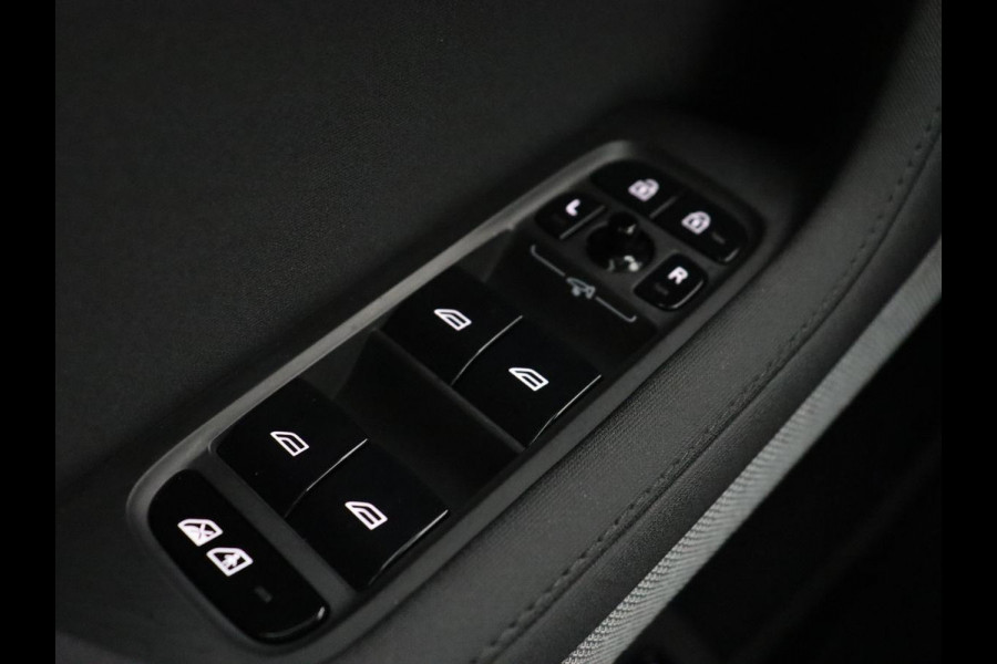 Polestar 2 Long Range Dual Motor Launch Edition 78kWh | Panoramadak | Trekhaak | 360 Camera | Achterbankverwarming | Adaptive cruise | Carplay | Camera | Stoelverwarming | Keyless