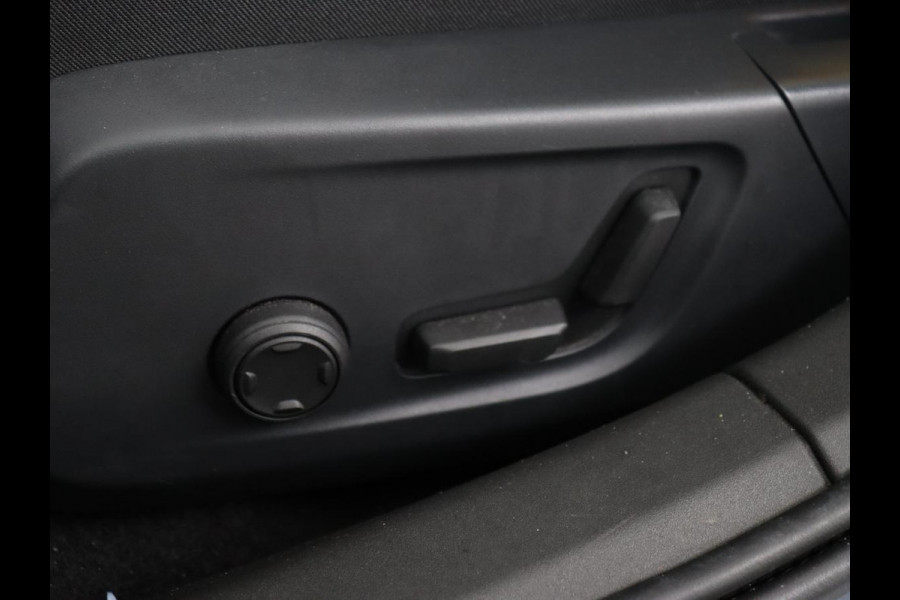 Polestar 2 Long Range Dual Motor Launch Edition 78kWh | Panoramadak | Trekhaak | 360 Camera | Achterbankverwarming | Adaptive cruise | Carplay | Camera | Stoelverwarming | Keyless