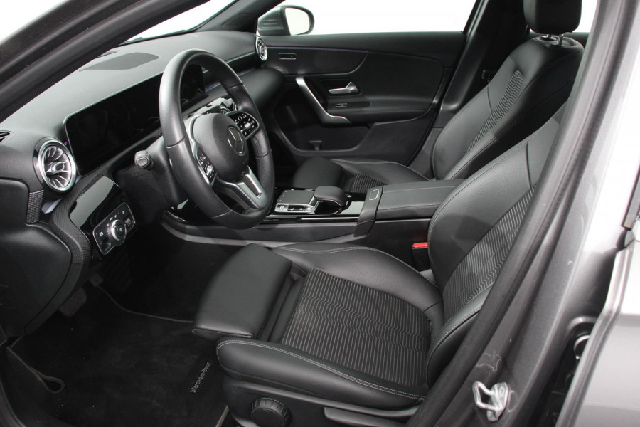 Mercedes-Benz A-Klasse 200 Automaat Progressive Premium Pack | Navigatie | Climate Control | Camera | Sfeerlichting | Parkeer sensoren | Stoelverwarming | Led | Cruise Control
