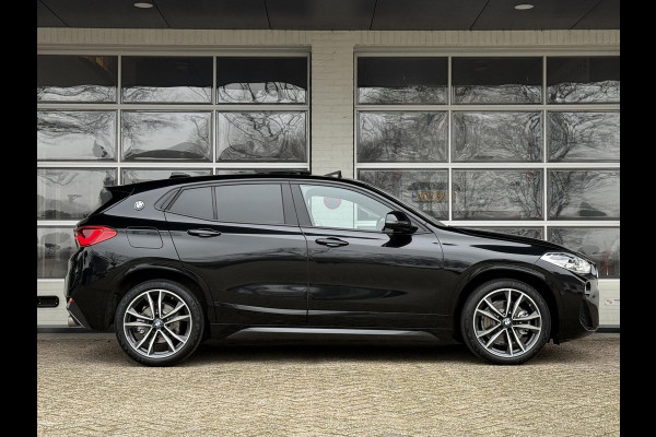 BMW X2 sDrive20i M SPORT | LEDER | PANORAMA | STOELVERWARMING | 18 INCH LM VELGEN |