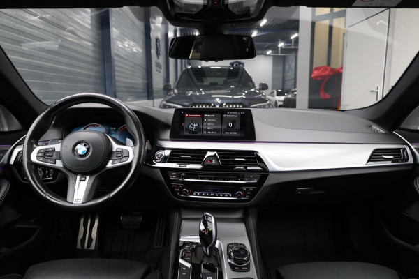 BMW 5 Serie M550i xDrive BOWERS&WILKINS/NIGHT/SOFTCLOSE/LEER+MASSAGE/20"/360 CAM/ACC/ECC/12 MND GARANTIE!
