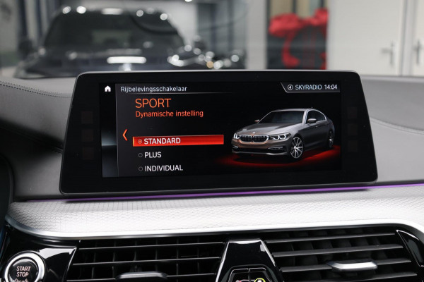 BMW 5 Serie M550i xDrive BOWERS&WILKINS/NIGHT/SOFTCLOSE/LEER+MASSAGE/20"/360 CAM/ACC/ECC/12 MND GARANTIE!