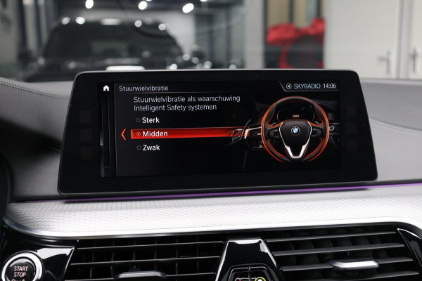 BMW 5 Serie M550i xDrive BOWERS&WILKINS/NIGHT/SOFTCLOSE/LEER+MASSAGE/20"/360 CAM/ACC/ECC/12 MND GARANTIE!