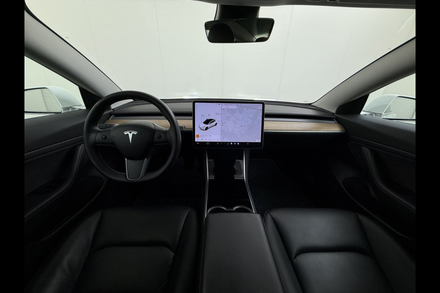 Tesla Model 3 SR Plus 325PK Lmv 18" AutoPilot FSD-3 Leder Pano-dak Adaptive-Cruise Camera's Elektr.-Stuur+Stoelen+Spiegels+Geheugen+Easy-Entry Navi LED Comfortstoelen ACC DAB Voorverwarmen interieur via App Keyless One-Pedal-Drive 1e Eigenaar Origineel Nederlandse Auto