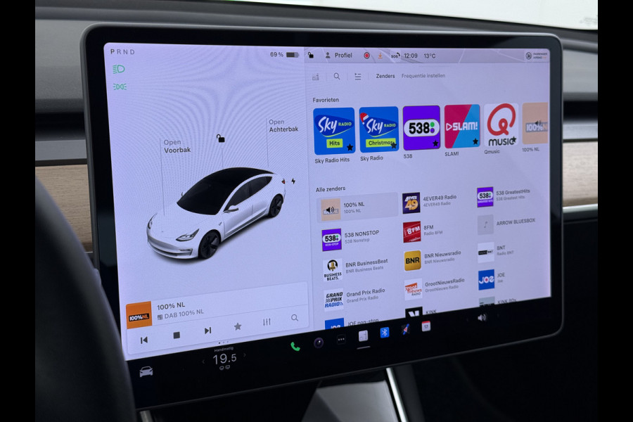 Tesla Model 3 SR Plus 325PK Lmv 18" AutoPilot FSD-3 Leder Pano-dak Adaptive-Cruise Camera's Elektr.-Stuur+Stoelen+Spiegels+Geheugen+Easy-Entry Navi LED Comfortstoelen ACC DAB Voorverwarmen interieur via App Keyless One-Pedal-Drive 1e Eigenaar Origineel Nederlandse Auto