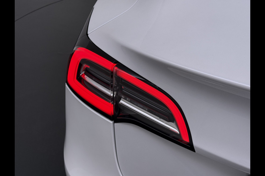 Tesla Model 3 SR Plus 325PK Lmv 18" AutoPilot FSD-3 Leder Pano-dak Adaptive-Cruise Camera's Elektr.-Stuur+Stoelen+Spiegels+Geheugen+Easy-Entry Navi LED Comfortstoelen ACC DAB Voorverwarmen interieur via App Keyless One-Pedal-Drive 1e Eigenaar Origineel Nederlandse Auto