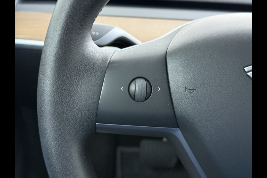 Tesla Model 3 SR Plus 325PK Lmv 18" AutoPilot FSD-3 Leder Pano-dak Adaptive-Cruise Camera's Elektr.-Stuur+Stoelen+Spiegels+Geheugen+Easy-Entry Navi LED Comfortstoelen ACC DAB Voorverwarmen interieur via App Keyless One-Pedal-Drive 1e Eigenaar Origineel Nederlandse Auto