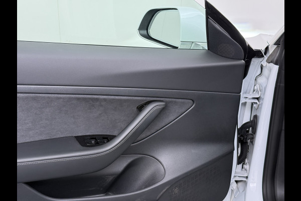 Tesla Model 3 SR Plus 325PK Lmv 18" AutoPilot FSD-3 Leder Pano-dak Adaptive-Cruise Camera's Elektr.-Stuur+Stoelen+Spiegels+Geheugen+Easy-Entry Navi LED Comfortstoelen ACC DAB Voorverwarmen interieur via App Keyless One-Pedal-Drive 1e Eigenaar Origineel Nederlandse Auto