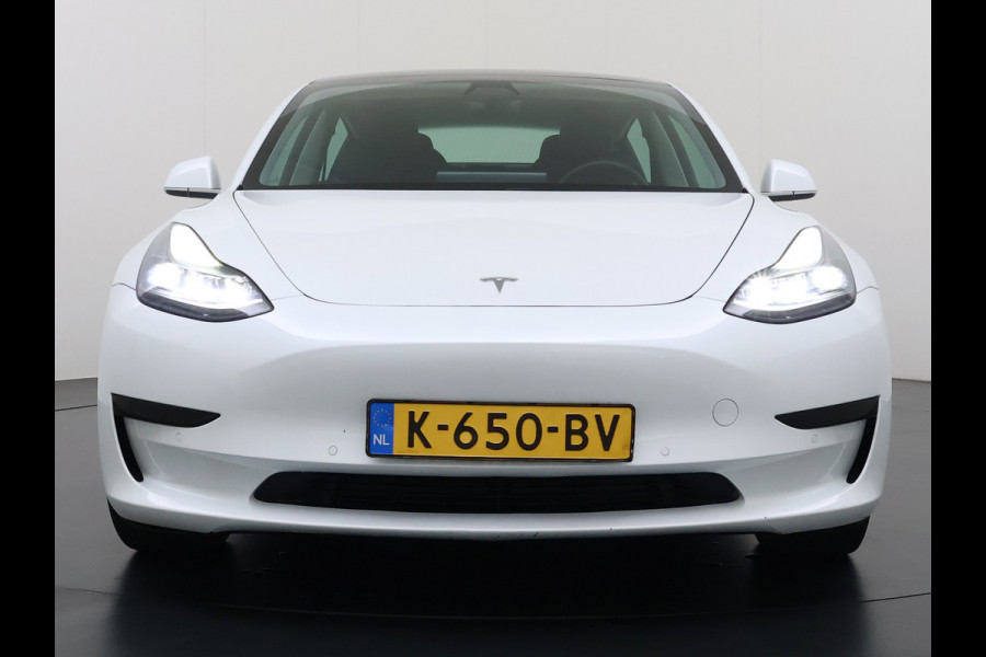 Tesla Model 3 SR Plus 325PK Lmv 18" AutoPilot FSD-3 Leder Pano-dak Adaptive-Cruise Camera's Elektr.-Stuur+Stoelen+Spiegels+Geheugen+Easy-Entry Navi LED Comfortstoelen ACC DAB Voorverwarmen interieur via App Keyless One-Pedal-Drive 1e Eigenaar Origineel Nederlandse Auto