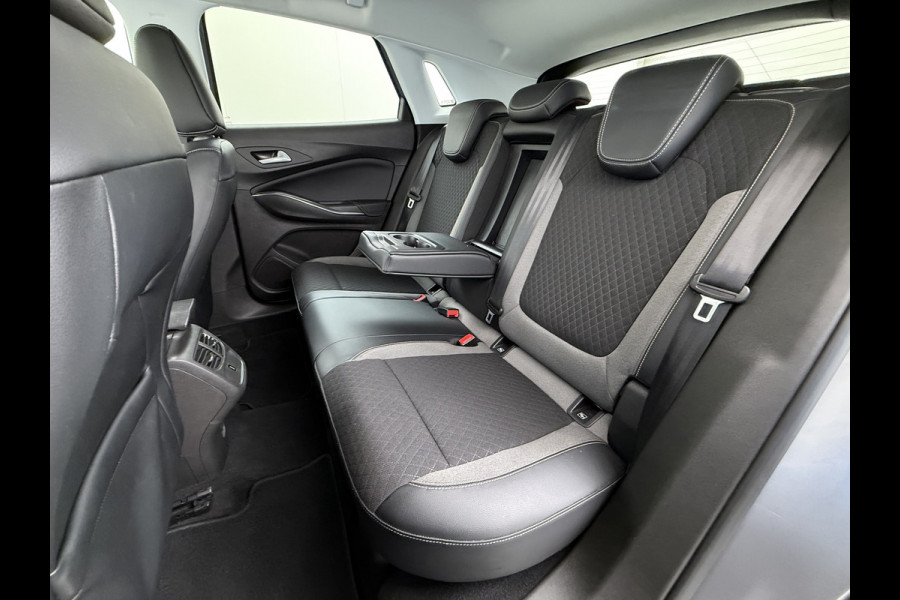 Opel Grandland X T-131PK Navi Ecc Apple Carplay Android Business Executive Cruise Control Pdc DAB+ Elek.Achterklep Isofix Bluetooth Lane Assist Privacy Glas Wifi Keurig onderhouden Opel Grandland Distributie bij 94.dkm vervangen! Laatste beurt bij 116dkm