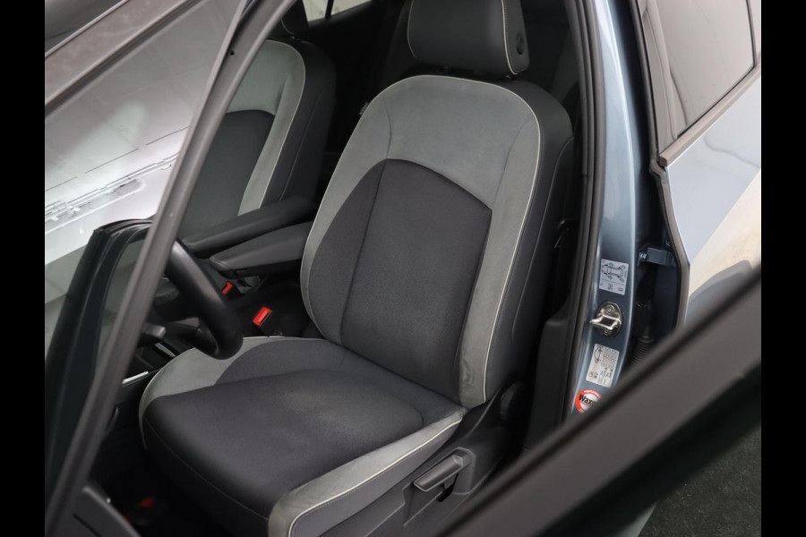 Volkswagen ID.3 Business 58 kWh | Trekhaak | Stoel & stuurverwarming | Matrix LED | Carplay | Camera | Adaptive cruise | Keyless | Navigatie | Parkeerhulp | Bluetooth