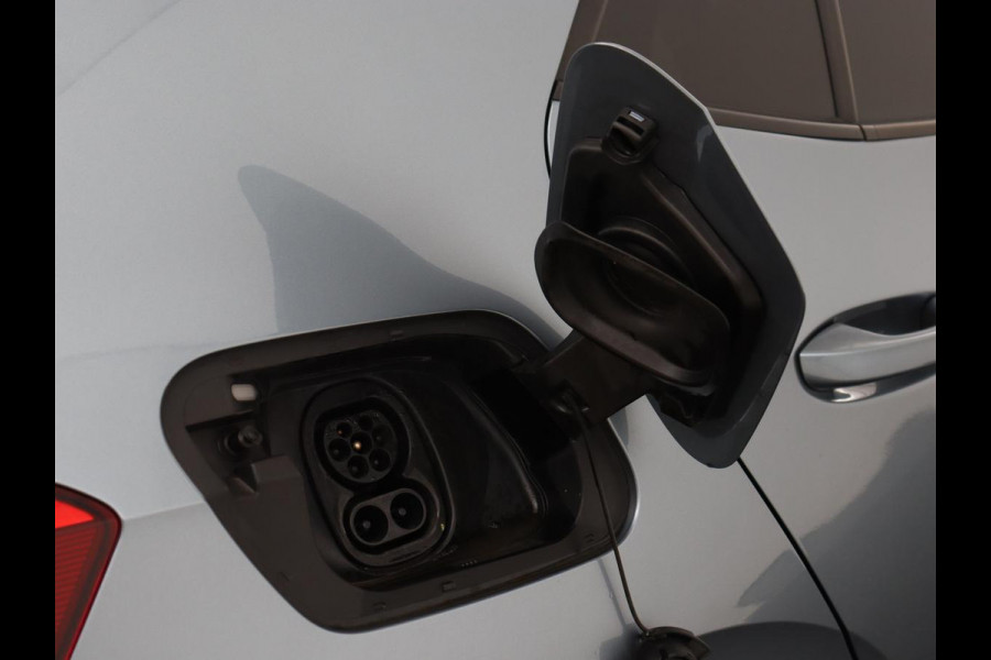 Volkswagen ID.3 Business 58 kWh | Trekhaak | Stoel & stuurverwarming | Matrix LED | Carplay | Camera | Adaptive cruise | Keyless | Navigatie | Parkeerhulp | Bluetooth