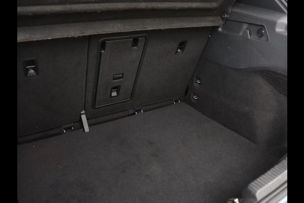 Volkswagen ID.3 Business 58 kWh | Trekhaak | Stoel & stuurverwarming | Matrix LED | Carplay | Camera | Adaptive cruise | Keyless | Navigatie | Parkeerhulp | Bluetooth