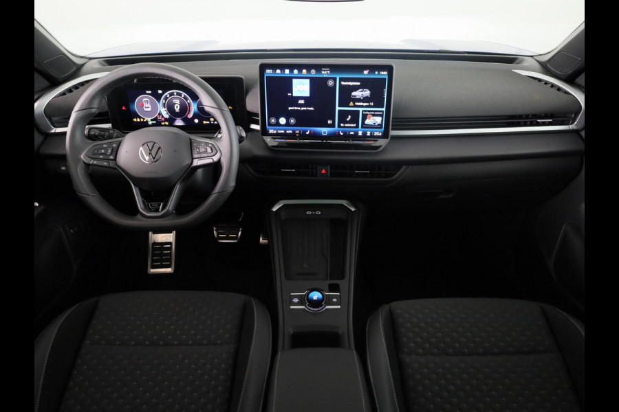 Volkswagen T-Roc R-Line First Edition 1.5 eTSI 110 kW / 150 PK SUV | Panoramaschuif-kanteldak | Assistance Pakket | Trekhaak | Black Style Pakket | Koplampverlichting matrix-led (IQ.LIGHT) | Elek. achterklep | Zwart dak