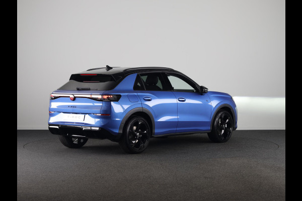 Volkswagen T-Roc R-Line First Edition 1.5 eTSI 110 kW / 150 PK SUV | Panoramaschuif-kanteldak | Assistance Pakket | Trekhaak | Black Style Pakket | Koplampverlichting matrix-led (IQ.LIGHT) | Elek. achterklep | Zwart dak