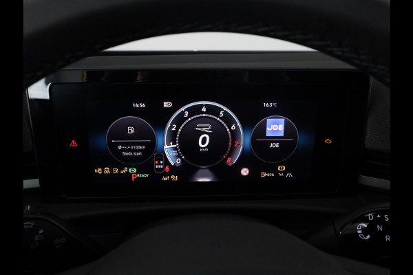 Volkswagen T-Roc R-Line First Edition 1.5 eTSI 110 kW / 150 PK SUV | Panoramaschuif-kanteldak | Assistance Pakket | Trekhaak | Black Style Pakket | Koplampverlichting matrix-led (IQ.LIGHT) | Elek. achterklep | Zwart dak