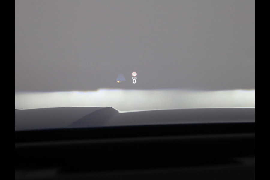 Volkswagen T-Roc R-Line First Edition 1.5 eTSI 110 kW / 150 PK SUV | Panoramaschuif-kanteldak | Assistance Pakket | Trekhaak | Black Style Pakket | Koplampverlichting matrix-led (IQ.LIGHT) | Elek. achterklep | Zwart dak