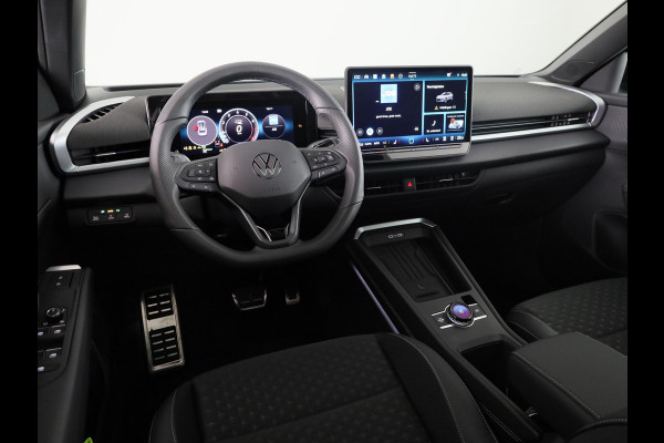Volkswagen T-Roc R-Line First Edition 1.5 eTSI 110 kW / 150 PK SUV | Panoramaschuif-kanteldak | Assistance Pakket | Trekhaak | Black Style Pakket | Koplampverlichting matrix-led (IQ.LIGHT) | Elek. achterklep | Zwart dak