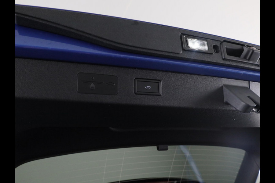 Volkswagen T-Roc R-Line First Edition 1.5 eTSI 110 kW / 150 PK SUV | Panoramaschuif-kanteldak | Assistance Pakket | Trekhaak | Black Style Pakket | Koplampverlichting matrix-led (IQ.LIGHT) | Elek. achterklep | Zwart dak