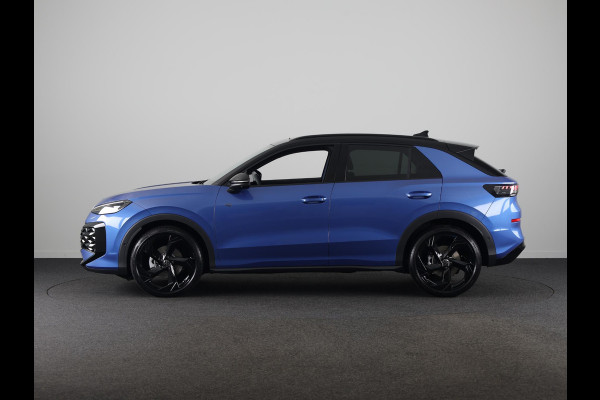 Volkswagen T-Roc R-Line First Edition 1.5 eTSI 110 kW / 150 PK SUV | Panoramaschuif-kanteldak | Assistance Pakket | Trekhaak | Black Style Pakket | Koplampverlichting matrix-led (IQ.LIGHT) | Elek. achterklep | Zwart dak