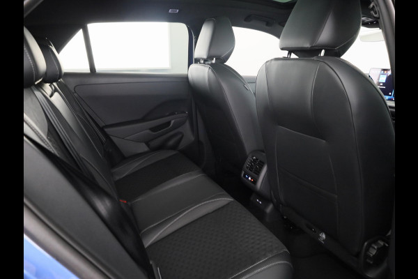 Volkswagen T-Roc R-Line First Edition 1.5 eTSI 110 kW / 150 PK SUV | Panoramaschuif-kanteldak | Assistance Pakket | Trekhaak | Black Style Pakket | Koplampverlichting matrix-led (IQ.LIGHT) | Elek. achterklep | Zwart dak