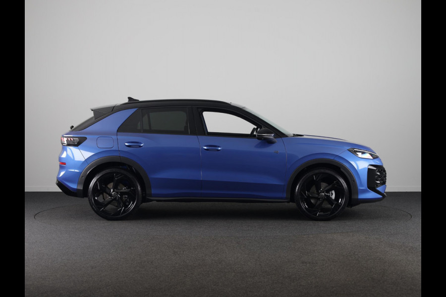 Volkswagen T-Roc R-Line First Edition 1.5 eTSI 110 kW / 150 PK SUV | Panoramaschuif-kanteldak | Assistance Pakket | Trekhaak | Black Style Pakket | Koplampverlichting matrix-led (IQ.LIGHT) | Elek. achterklep | Zwart dak
