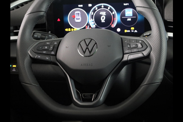 Volkswagen T-Roc R-Line First Edition 1.5 eTSI 110 kW / 150 PK SUV | Panoramaschuif-kanteldak | Assistance Pakket | Trekhaak | Black Style Pakket | Koplampverlichting matrix-led (IQ.LIGHT) | Elek. achterklep | Zwart dak