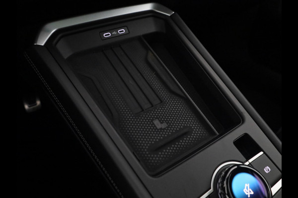 Volkswagen T-Roc R-Line First Edition 1.5 eTSI 110 kW / 150 PK SUV | Panoramaschuif-kanteldak | Assistance Pakket | Trekhaak | Black Style Pakket | Koplampverlichting matrix-led (IQ.LIGHT) | Elek. achterklep | Zwart dak