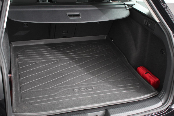 Volkswagen Golf Variant 1.5 eTSI 150pk DSG Style | Navigatie | Apple Carplay/Android Auto | Parkeersensoren | Adaptive Cruise Control | Blind Spot Assist | Stoel-en stuurverwarming | Ledverlichting | Getinte ramen | Climate Control |