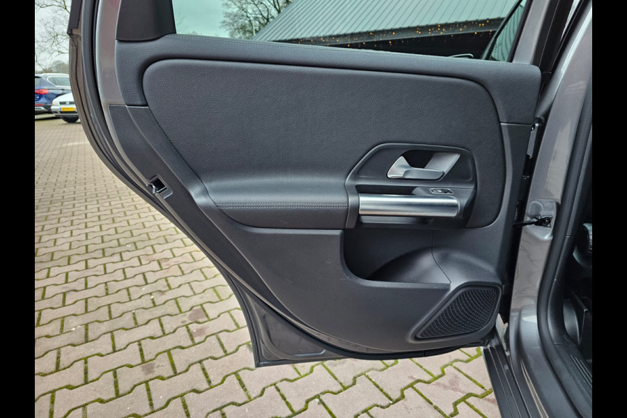 Mercedes-Benz B-Klasse 200 Business Solution Plus | Automaat | Pano | Stoelverwarming | Navi | Camera | Cruise | PDC |
