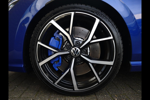 Volkswagen Golf 2.0 TSI R 4Motion / DCC / HarmanKardon / 100% Historie / Panoramadak / LED / 19 Inch / Head-Up Display / Sportstoelen / Stoelverwarming / Stuurwiel Verwarmd / Dodehoek Detectie