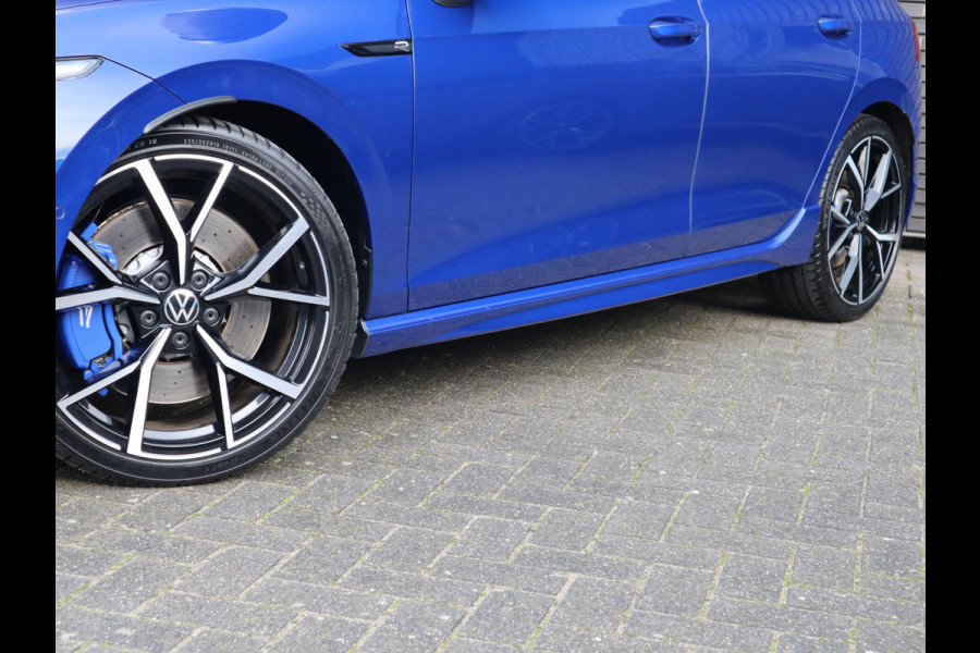 Volkswagen Golf 2.0 TSI R 4Motion / DCC / HarmanKardon / 100% Historie / Panoramadak / LED / 19 Inch / Head-Up Display / Sportstoelen / Stoelverwarming / Stuurwiel Verwarmd / Dodehoek Detectie