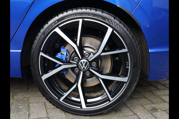 Volkswagen Golf 2.0 TSI R 4Motion / DCC / HarmanKardon / 100% Historie / Panoramadak / LED / 19 Inch / Head-Up Display / Sportstoelen / Stoelverwarming / Stuurwiel Verwarmd / Dodehoek Detectie