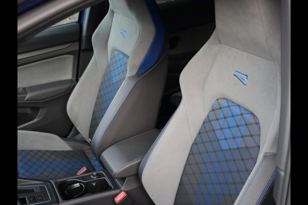Volkswagen Golf 2.0 TSI R 4Motion / DCC / HarmanKardon / 100% Historie / Panoramadak / LED / 19 Inch / Head-Up Display / Sportstoelen / Stoelverwarming / Stuurwiel Verwarmd / Dodehoek Detectie
