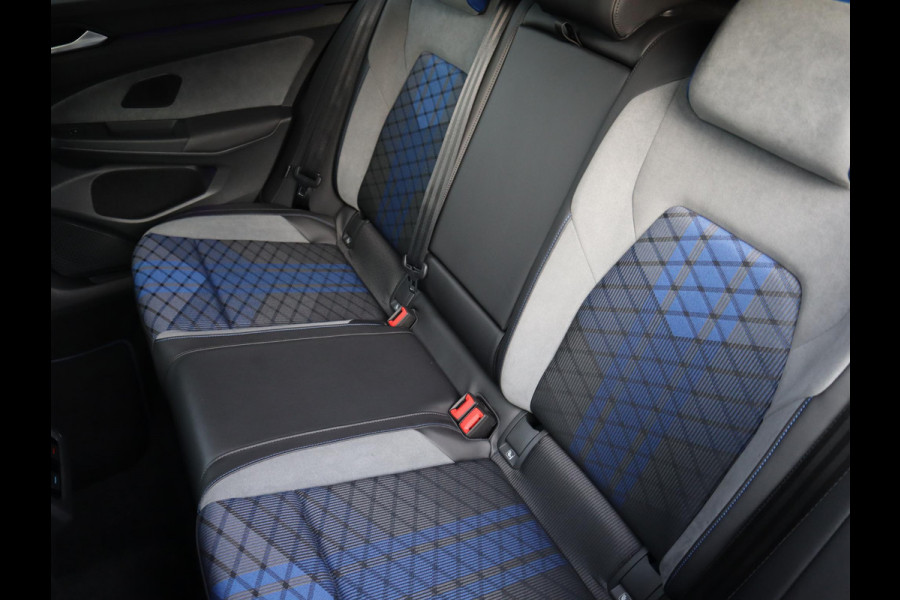 Volkswagen Golf 2.0 TSI R 4Motion / DCC / HarmanKardon / 100% Historie / Panoramadak / LED / 19 Inch / Head-Up Display / Sportstoelen / Stoelverwarming / Stuurwiel Verwarmd / Dodehoek Detectie