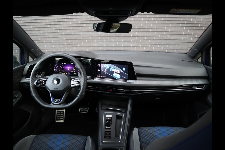 Volkswagen Golf 2.0 TSI R 4Motion / DCC / HarmanKardon / 100% Historie / Panoramadak / LED / 19 Inch / Head-Up Display / Sportstoelen / Stoelverwarming / Stuurwiel Verwarmd / Dodehoek Detectie