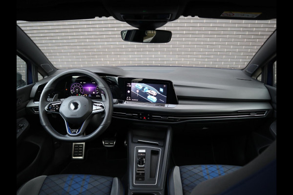 Volkswagen Golf 2.0 TSI R 4Motion / DCC / HarmanKardon / 100% Historie / Panoramadak / LED / 19 Inch / Head-Up Display / Sportstoelen / Stoelverwarming / Stuurwiel Verwarmd / Dodehoek Detectie