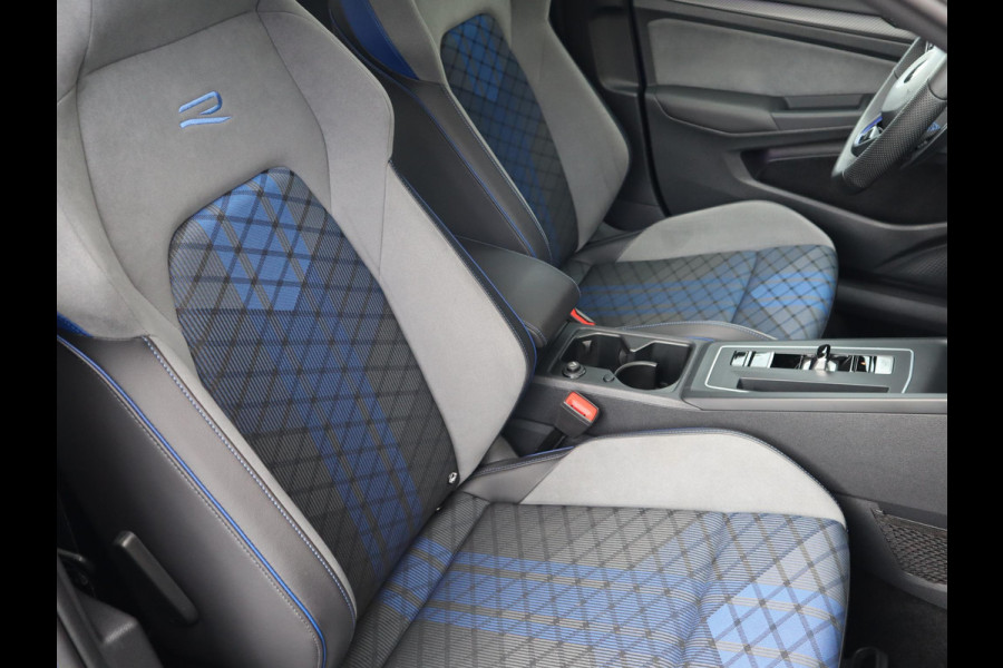Volkswagen Golf 2.0 TSI R 4Motion / DCC / HarmanKardon / 100% Historie / Panoramadak / LED / 19 Inch / Head-Up Display / Sportstoelen / Stoelverwarming / Stuurwiel Verwarmd / Dodehoek Detectie