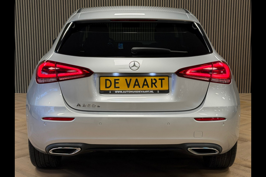 Mercedes-Benz A-Klasse A250e Luxury Plug-in hybride CAMERA NAVIGATIE STOELVERWARMING PDC AIRCO CRUISE KEYLESS-GO