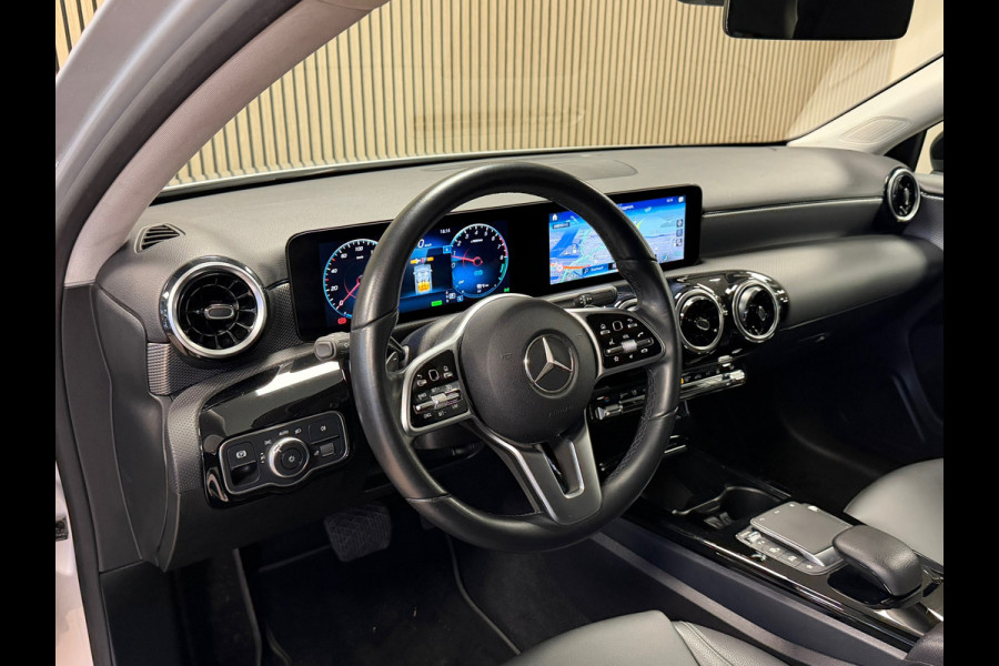 Mercedes-Benz A-Klasse A250e Luxury Plug-in hybride CAMERA NAVIGATIE STOELVERWARMING PDC AIRCO CRUISE KEYLESS-GO