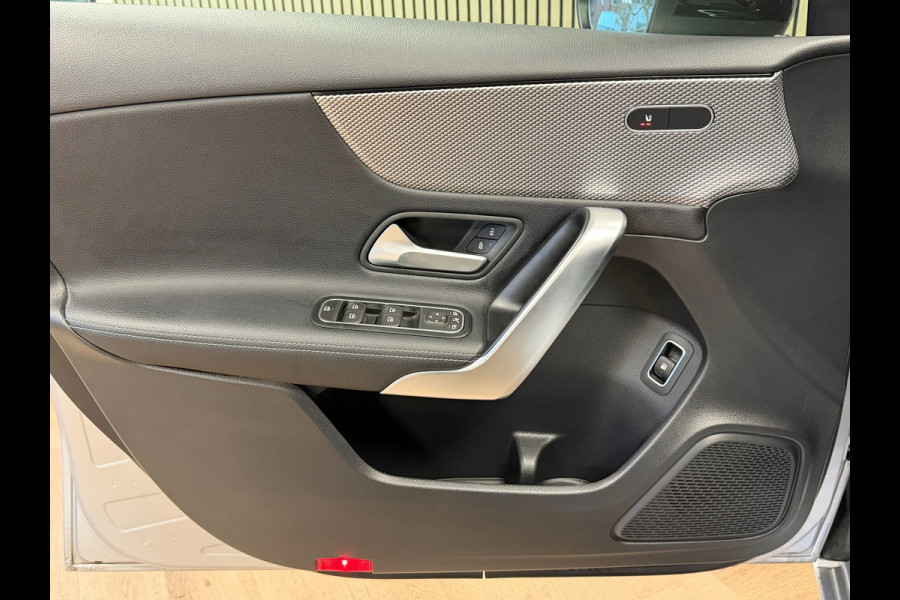 Mercedes-Benz A-Klasse A250e Luxury Plug-in hybride CAMERA NAVIGATIE STOELVERWARMING PDC AIRCO CRUISE KEYLESS-GO