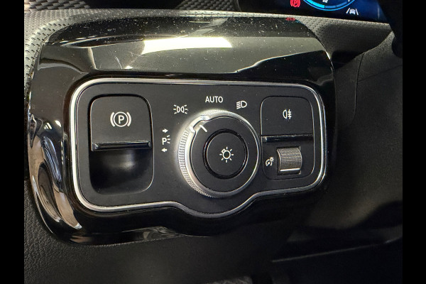 Mercedes-Benz A-Klasse A250e Luxury Plug-in hybride CAMERA NAVIGATIE STOELVERWARMING PDC AIRCO CRUISE KEYLESS-GO