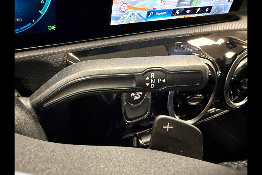 Mercedes-Benz A-Klasse A250e Luxury Plug-in hybride CAMERA NAVIGATIE STOELVERWARMING PDC AIRCO CRUISE KEYLESS-GO