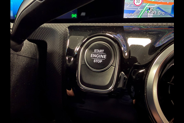 Mercedes-Benz A-Klasse A250e Luxury Plug-in hybride CAMERA NAVIGATIE STOELVERWARMING PDC AIRCO CRUISE KEYLESS-GO
