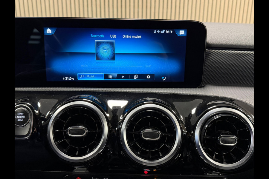 Mercedes-Benz A-Klasse A250e Luxury Plug-in hybride CAMERA NAVIGATIE STOELVERWARMING PDC AIRCO CRUISE KEYLESS-GO