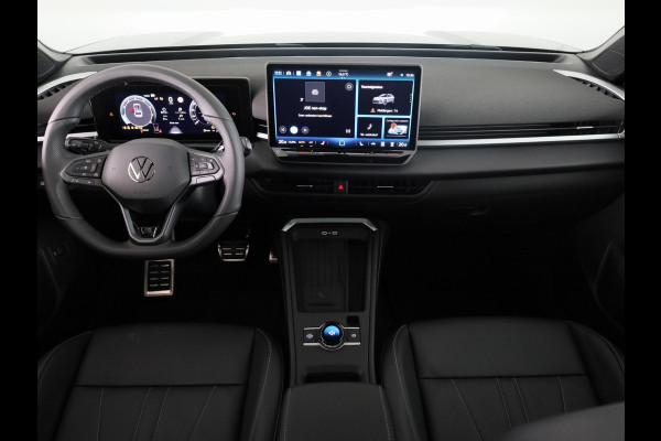 Volkswagen T-Roc R-Line First Edition 1.5 eTSI 110 kW / 150 PK SUV | Interieur Pakket leder 'Varenna' | Black Style Pakket | Panoramaschuif-kanteldak | Trekhaak | Koplampverlichting matrix-led (IQ.LIGHT) | Assistance Pakket | Elek. achterklep