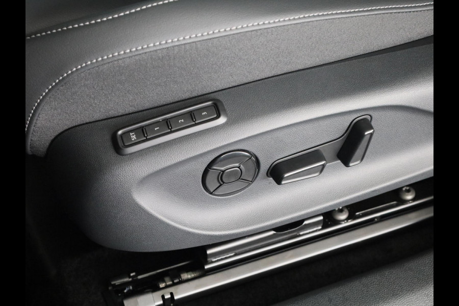 Volkswagen T-Roc R-Line First Edition 1.5 eTSI 110 kW / 150 PK SUV | Interieur Pakket leder 'Varenna' | Black Style Pakket | Panoramaschuif-kanteldak | Trekhaak | Koplampverlichting matrix-led (IQ.LIGHT) | Assistance Pakket | Elek. achterklep